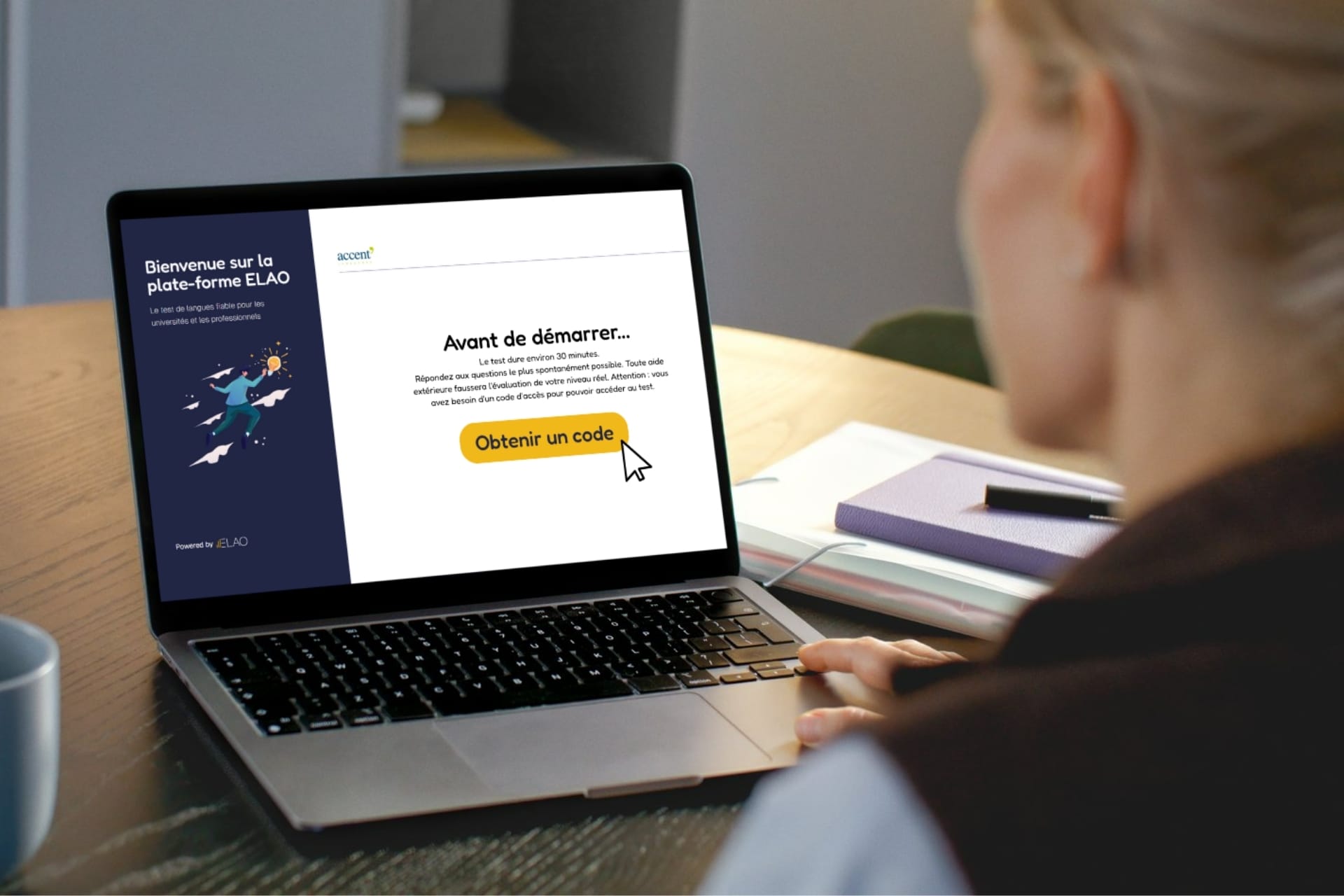 Utilisatrice passant un test ELAO+ avec l'évaluation orale et le prcotoring